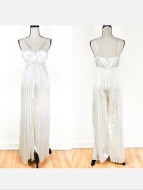 🦋LAST🦋 NWT Storia Cream Pleated Satin Jumpsuit, Size Small